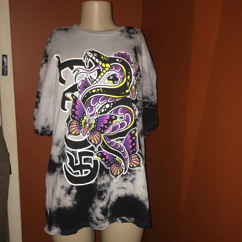 Graphic tee shirt